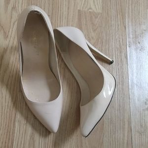 Nude pumps